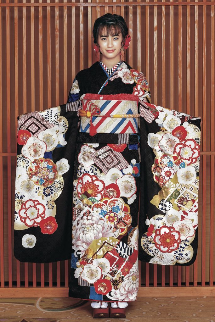 振袖日和22 人気の黒地に大きく描かれた菊がかっこいい振袖 振袖コレクション 成人式の振袖レンタル 花てまり 京都 滋賀 神戸 振袖日和22 人気の黒地に大きく描かれた菊がかっこいい振袖 振袖コレクション 成人式の振袖レンタル 花てまり 京都 滋賀 神戸