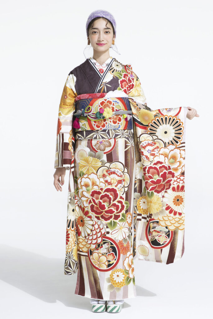 写真映えするファッショナブルな茶振袖 振袖コレクション 成人式の振袖レンタル 花てまり 京都 滋賀 神戸