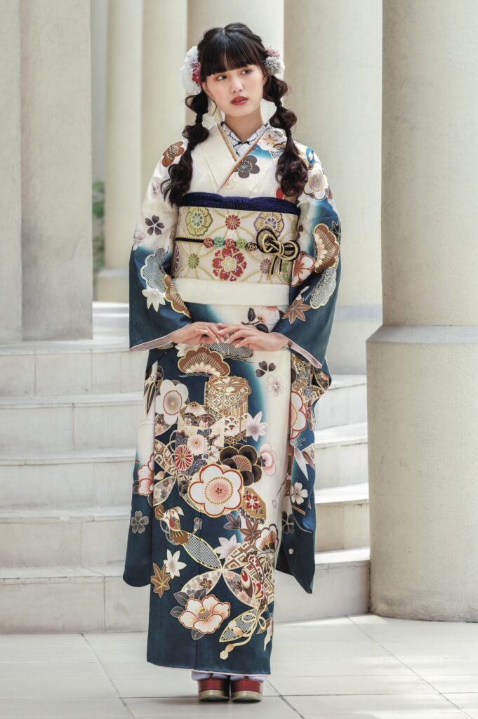 紺白のコントラストと吉祥文様が美しい振袖 振袖コレクション 成人式の振袖レンタル 花てまり 京都 滋賀 神戸 紺白のコントラストと吉祥文様が美しい振袖 振袖コレクション 成人式の振袖レンタル 花てまり 京都 滋賀 神戸