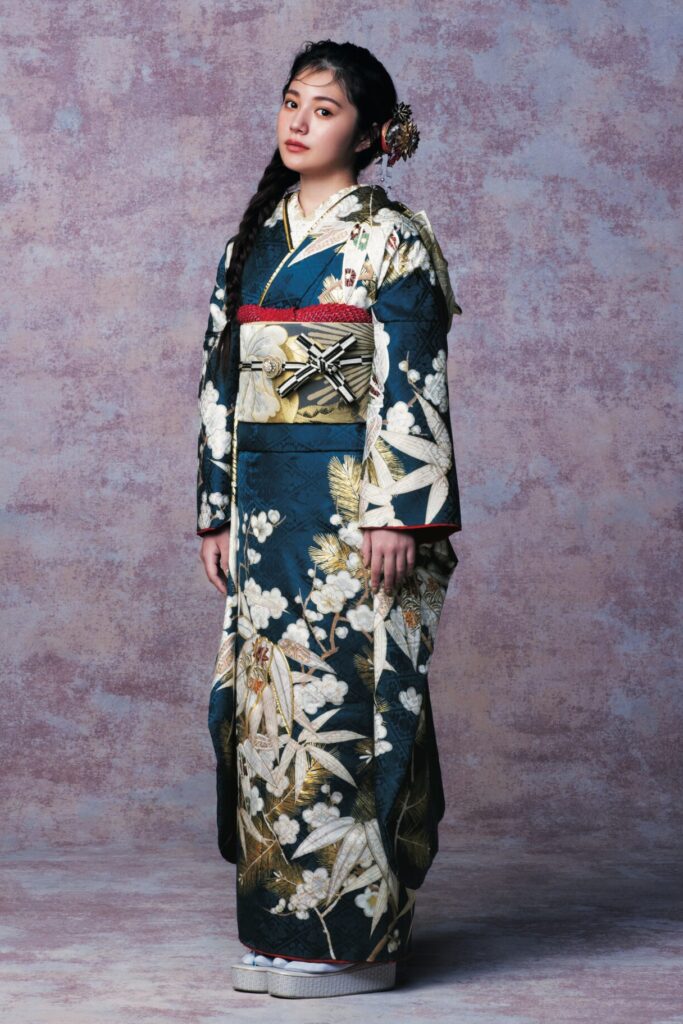 シックな紺地に柄が大変美しい古典柄振袖
