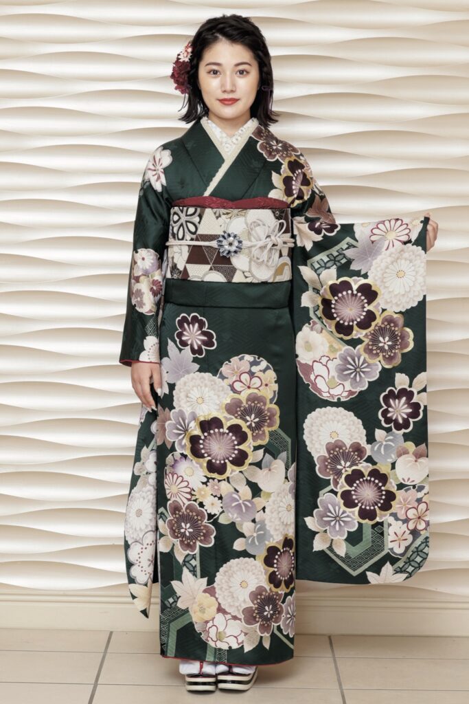 相性の良い茶系の挿し色が入った緑地の振袖