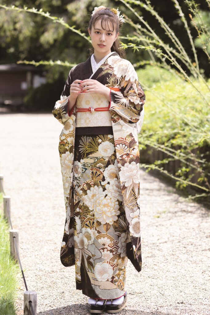 優美な雰囲気の深い紫黒地振袖
