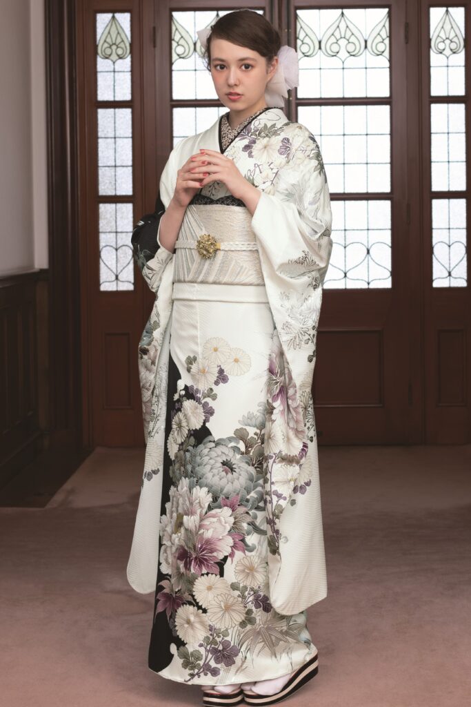 ほんのり輝く月あかりのような配色振袖