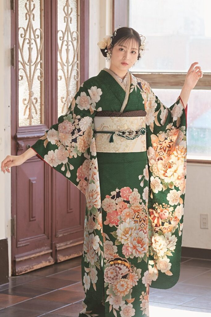 暖色の配色がまとまった印象の緑地振袖