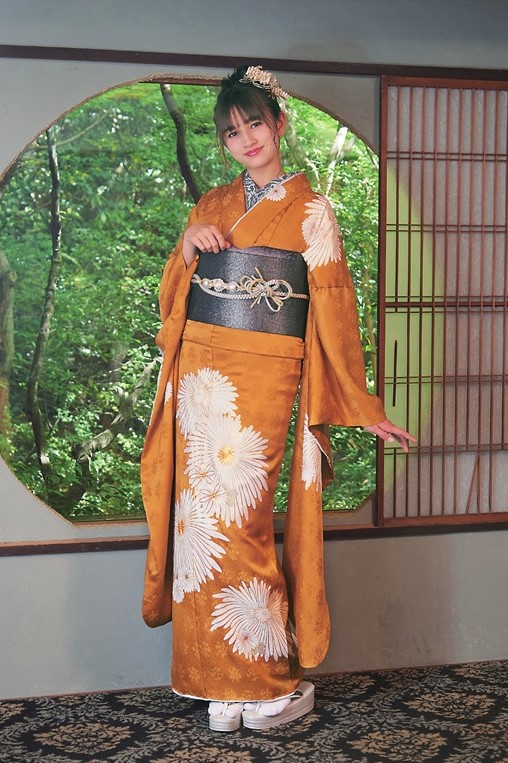 大胆に咲く菊柄が豪華な印象のからし色に振袖