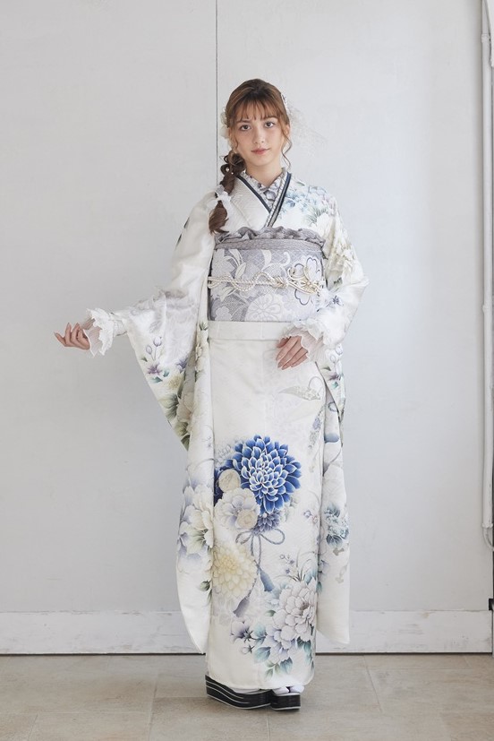 淡い色の中に青の菊柄が大胆に咲く白地振袖