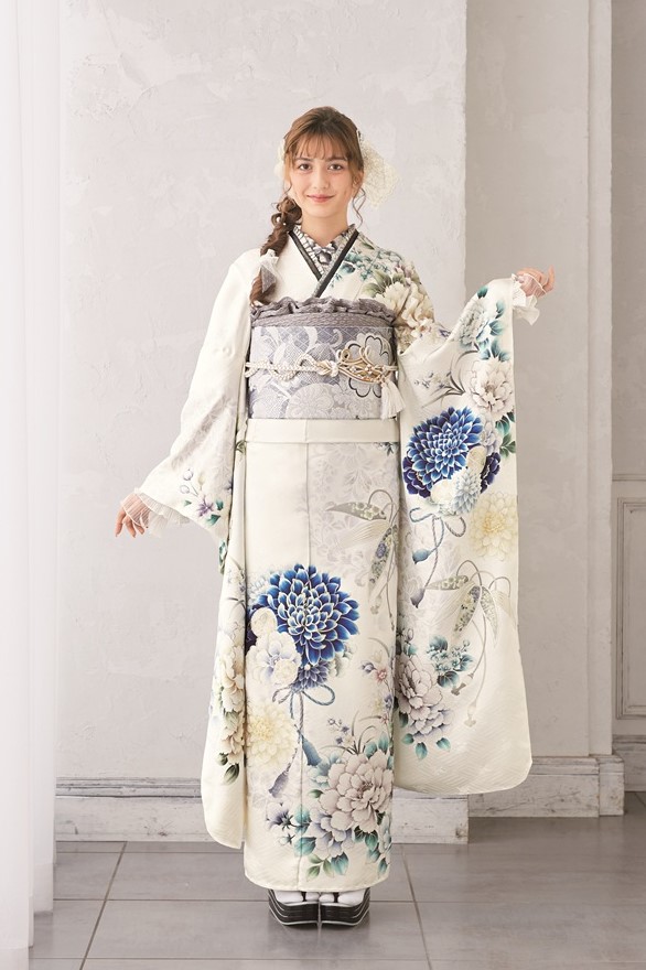 淡い色の中に青の菊柄が大胆に咲く白地振袖