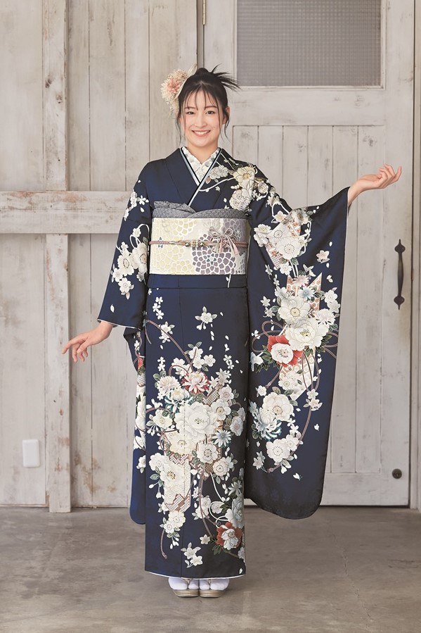 藍色に白の花柄が清楚な印象の振袖