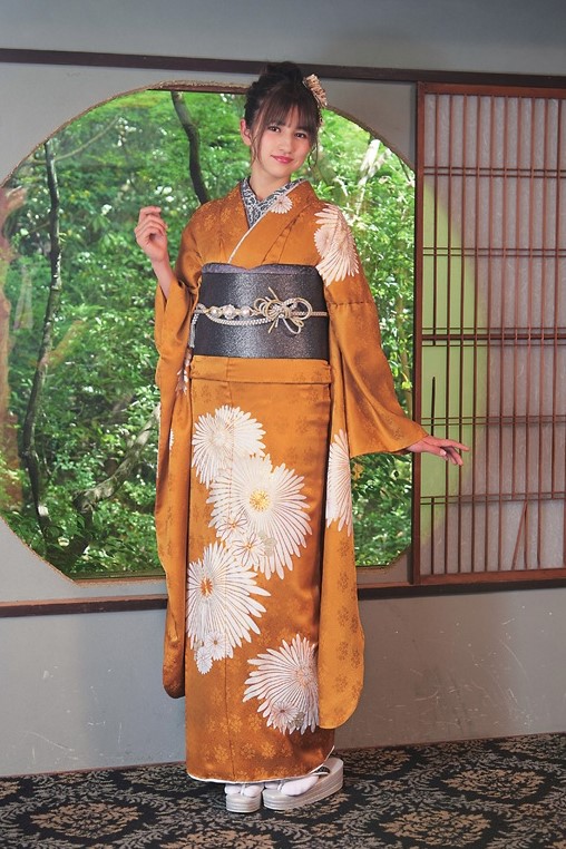 大胆に咲く菊柄が豪華な印象のからし色に振袖