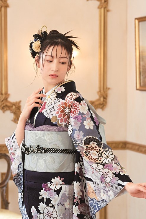格式ある美しさと華やかさのある紺地振袖