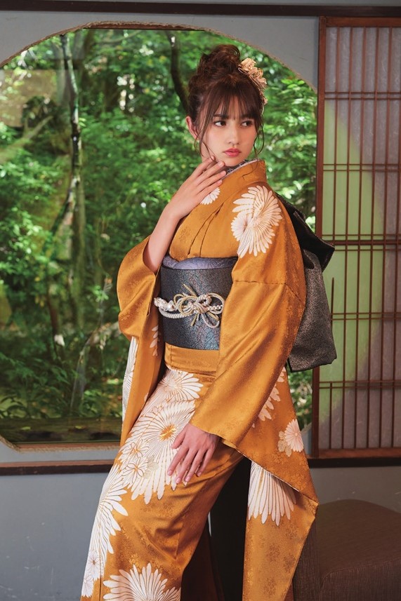 大胆に咲く菊柄が豪華な印象のからし色に振袖