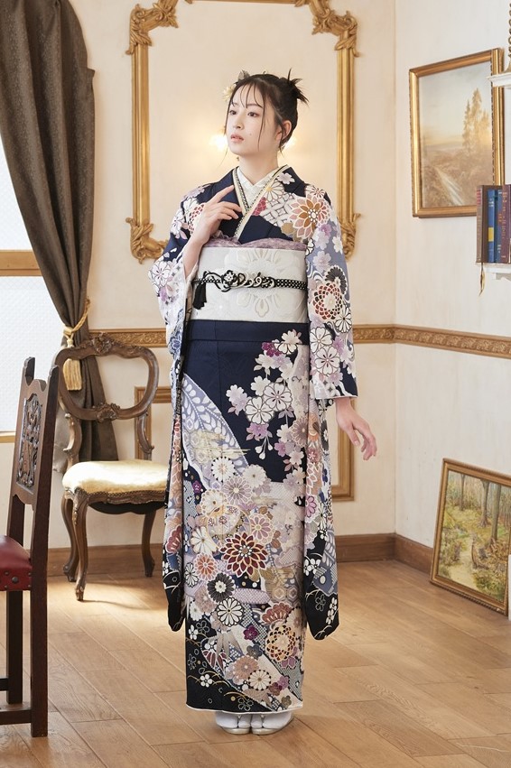 格式ある美しさと華やかさのある紺地振袖