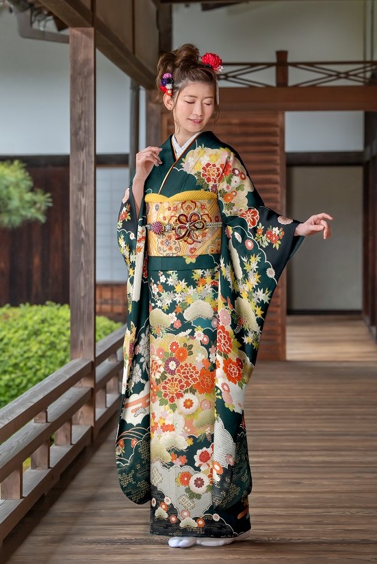 暖色柄が可愛くも落ち着きも感じる緑地吉澤振袖