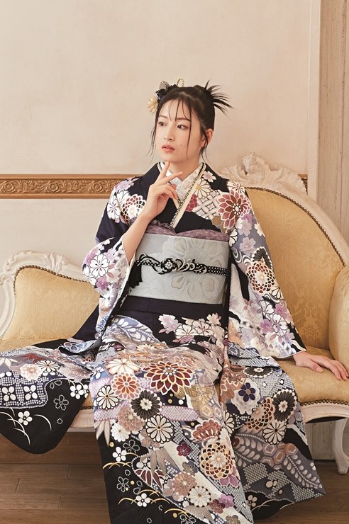 格式ある美しさと華やかさのある紺地振袖