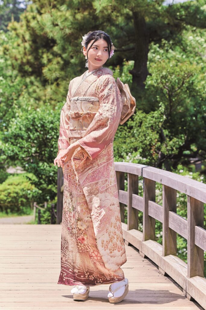 絞りをふんだんに施した辻が花染めの淡いピンク地振袖
