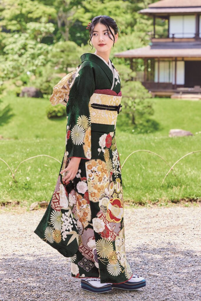 吉祥文様が染め分けされた若々しさのある緑地振袖