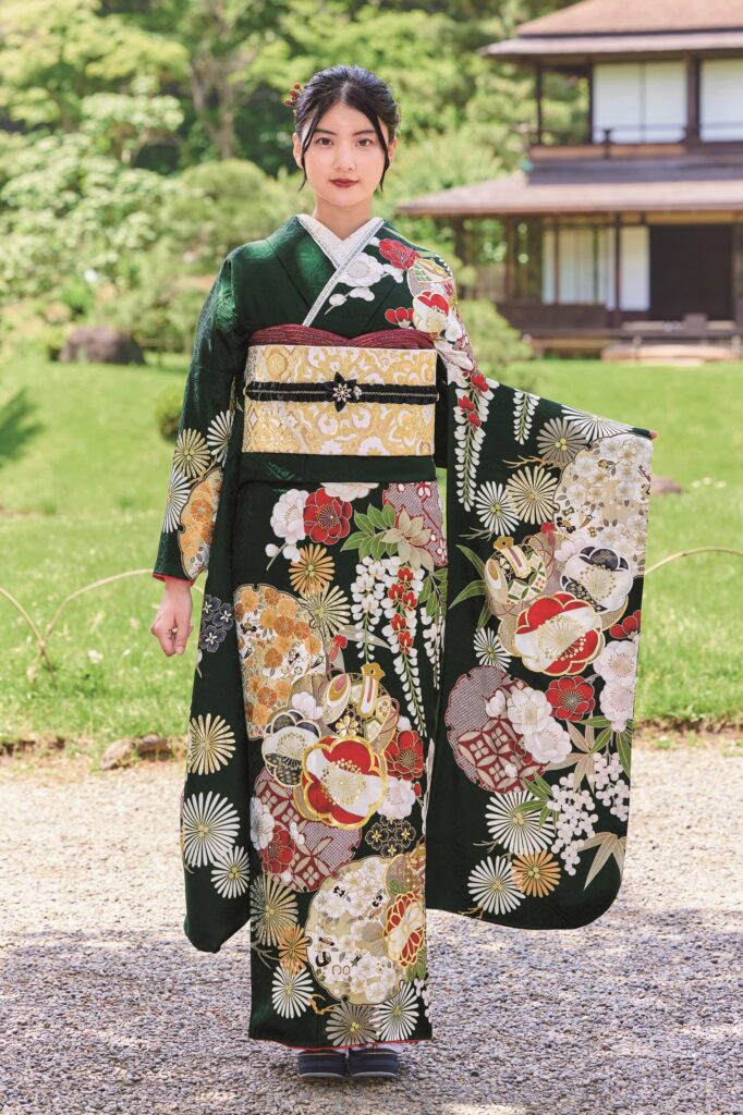 吉祥文様が染め分けされた若々しさのある緑地振袖