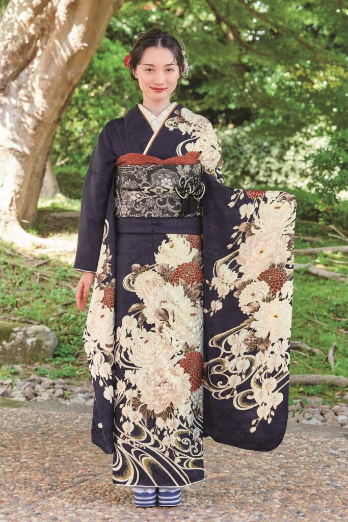 菊の金彩と赤の挿し色が象徴的な紺地振袖