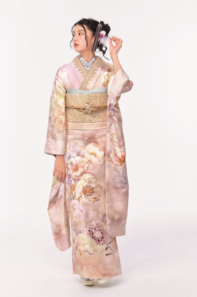 ふんわりとした洋花が写実的で大人っぽい淡いピンク地振袖