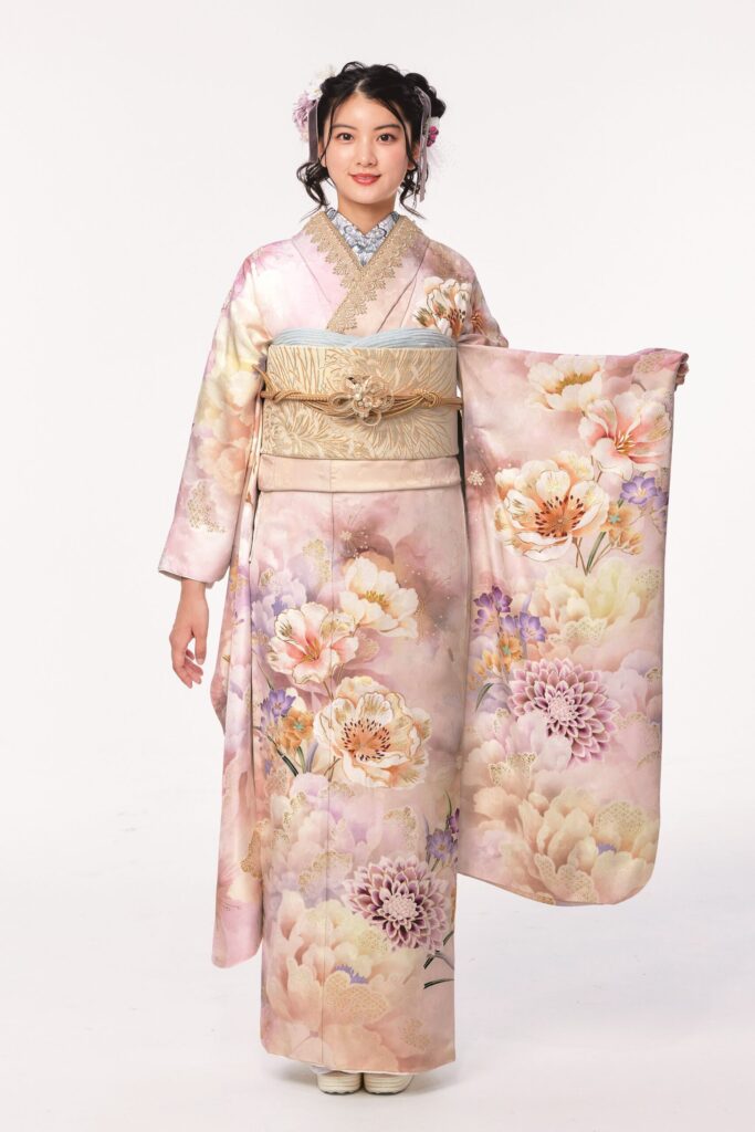 ふんわりとした洋花が写実的で大人っぽい淡いピンク地振袖