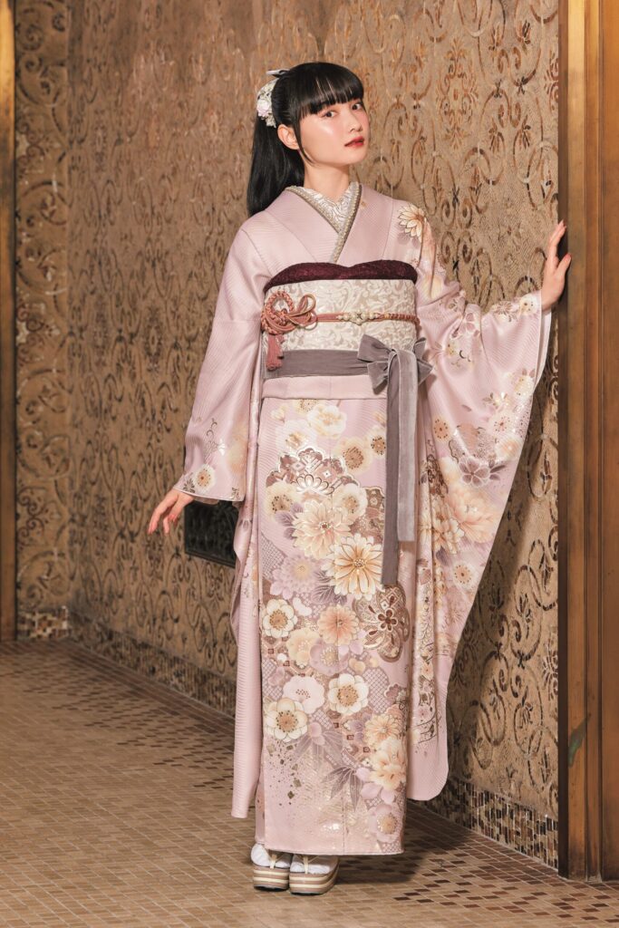 優しい雰囲気の花柄がオトナピンク振袖