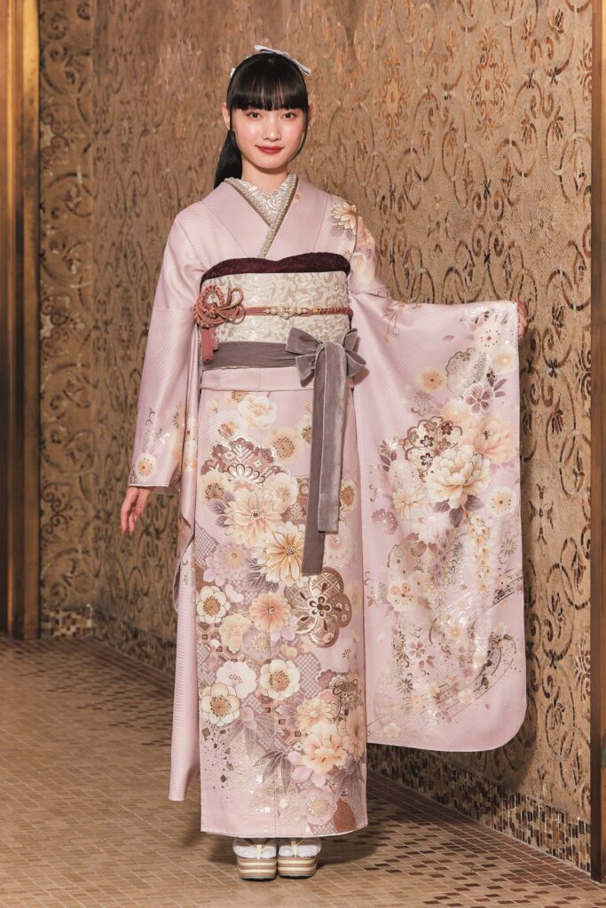 優しい雰囲気の花柄がオトナピンク振袖