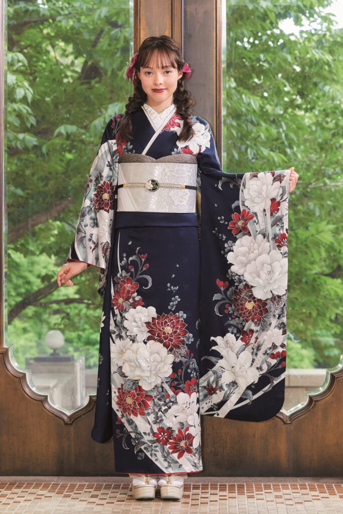 紅白で描かれた花々がすっきりとした紺地振袖