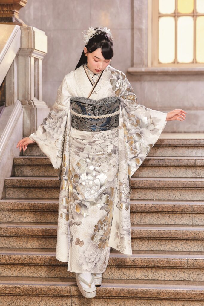 金彩で描かれた牡丹が上品で華やかな白地振袖