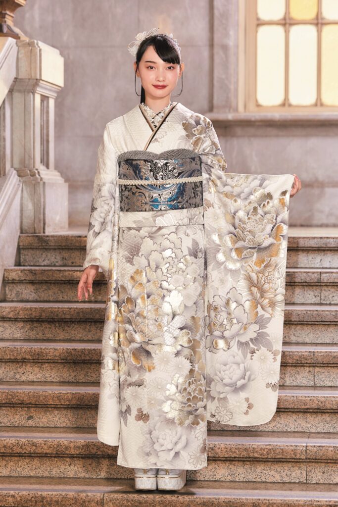 金彩で描かれた牡丹が上品で華やかな白地振袖