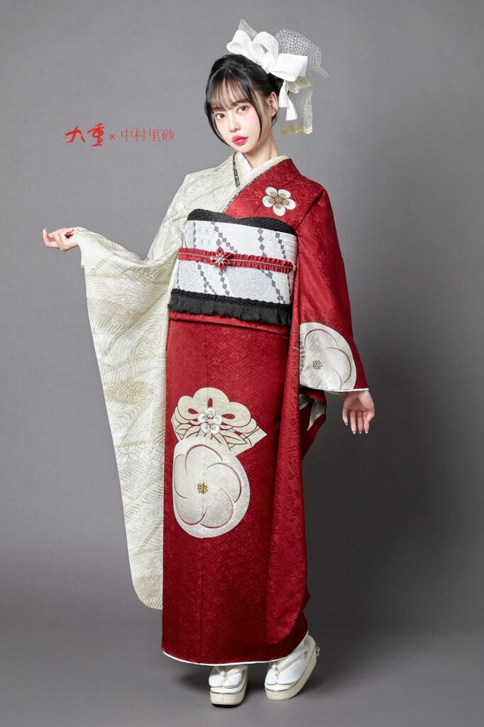 赤と白の二色を染め分けされた中村里砂振袖
