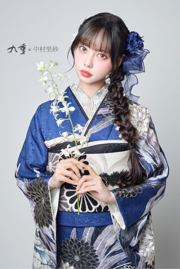 青色のカッコイイ中村里砂の振袖