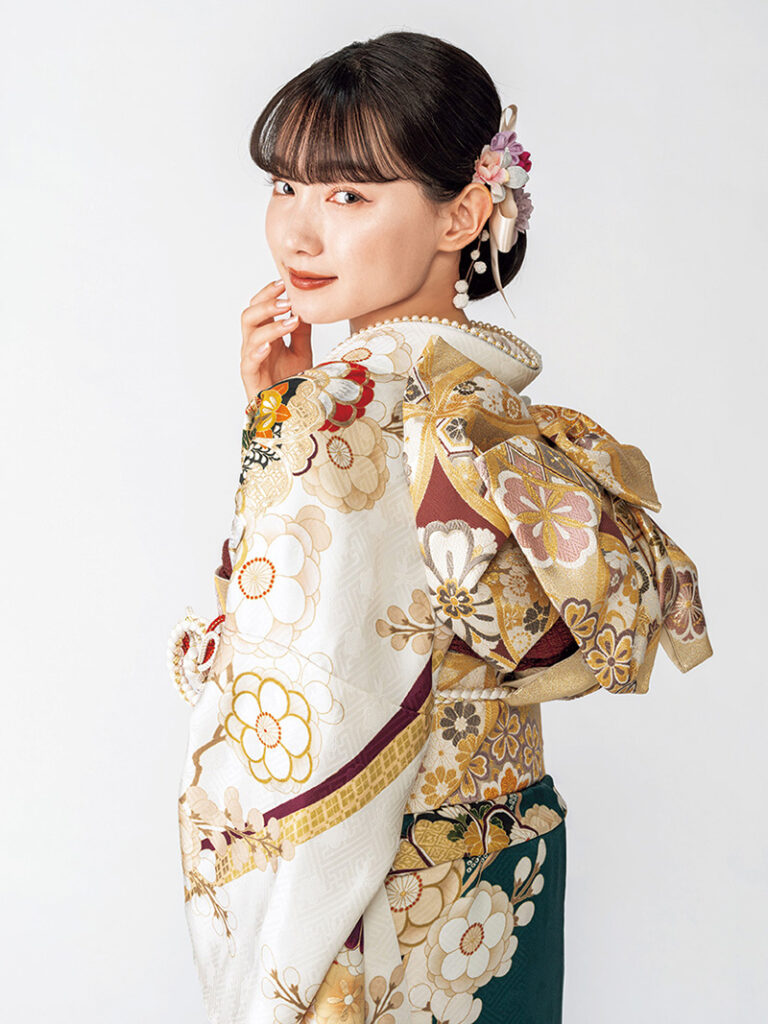 振袖は肩幅が広くても似合う？華奢見えする選び方・ポーズ・小物テクをプロが解説