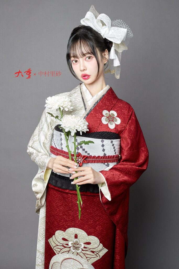 赤と白の二色を染め分けされた中村里砂振袖