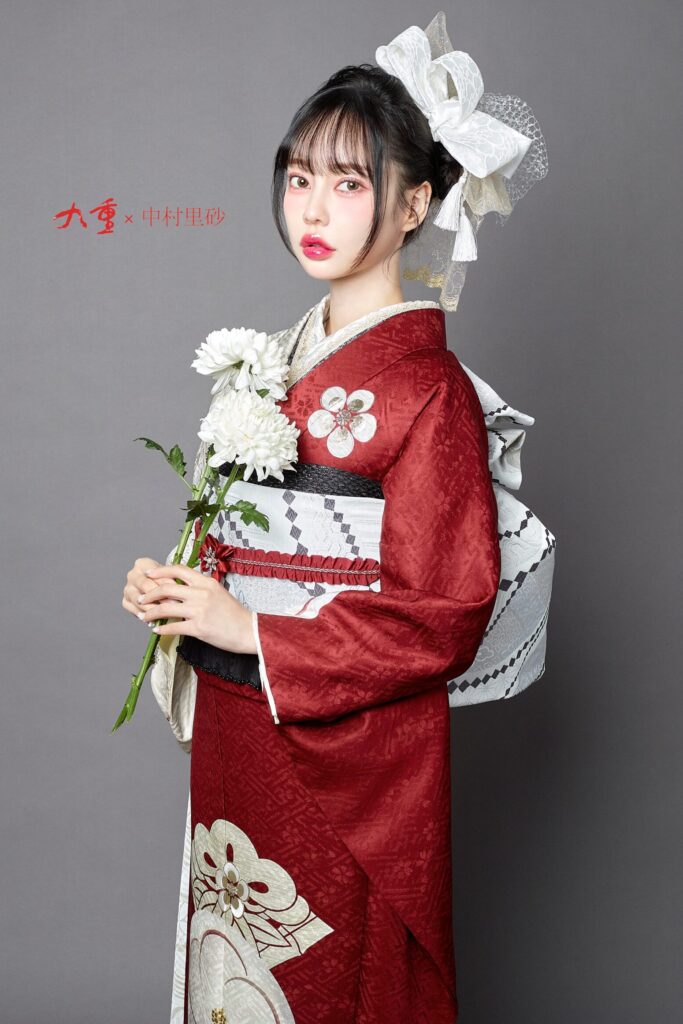 赤と白の二色を染め分けされた中村里砂振袖