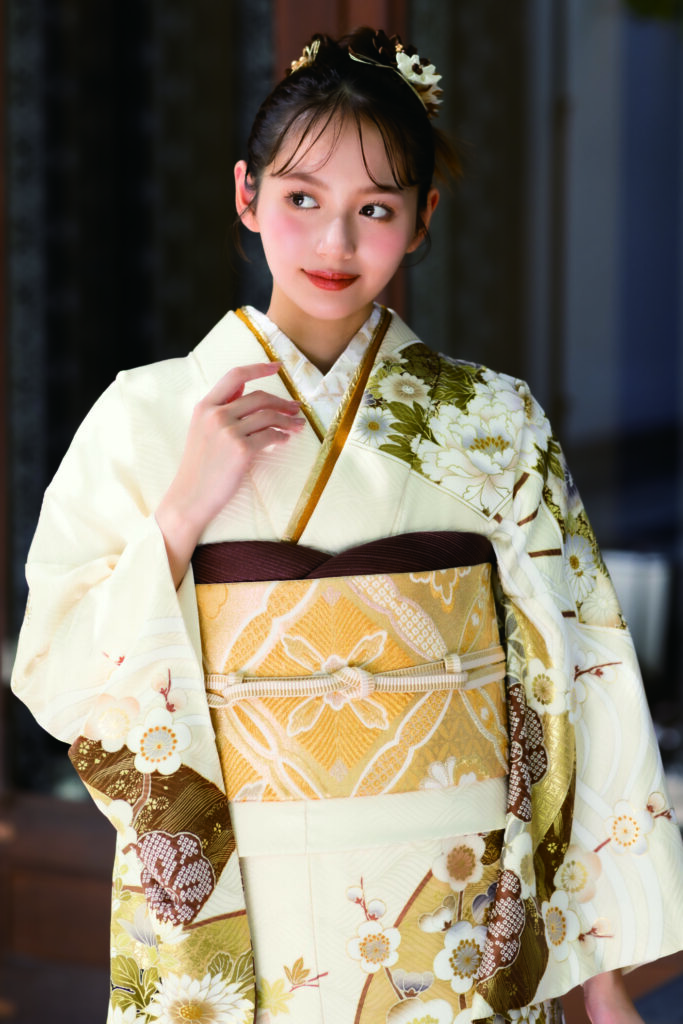 白の金彩の豪華な振袖