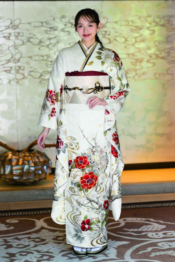 白色に赤の柄がアクセントの煌びやかな振袖