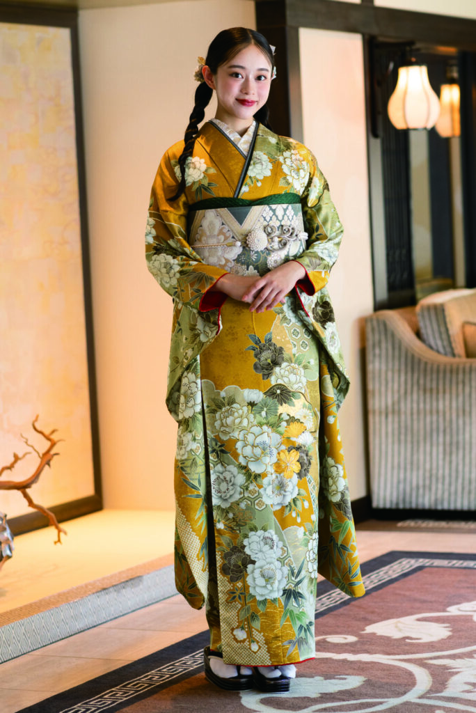 その場を明るくするオシャレな黄色の振袖