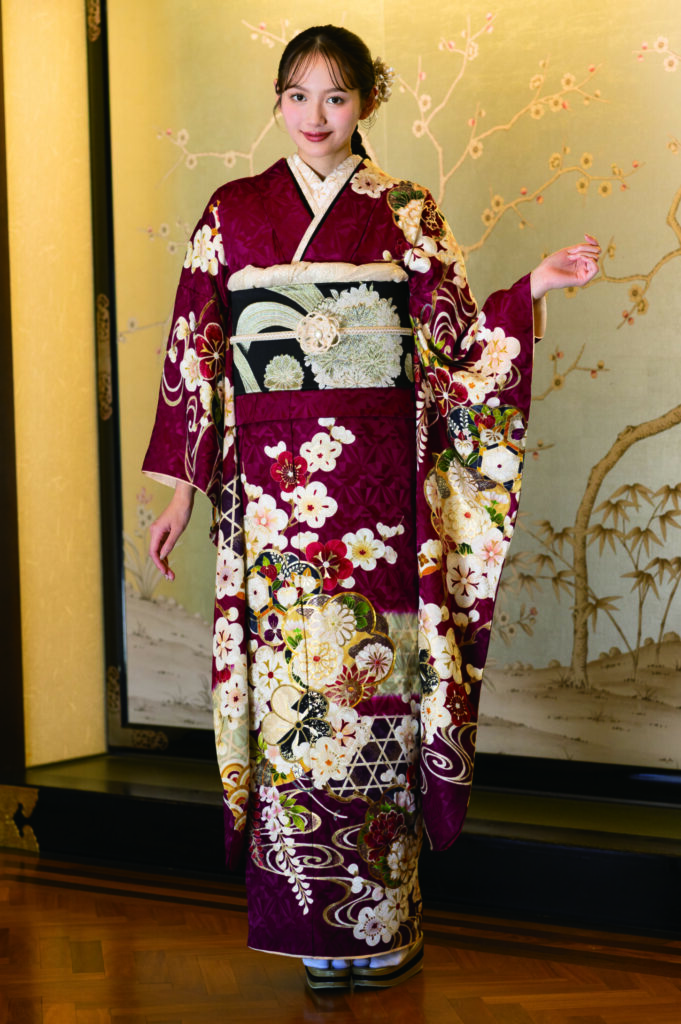 古典的な柄をほどこした赤の振袖