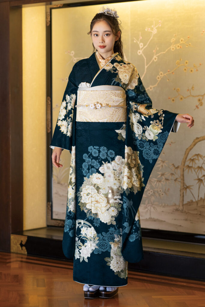 紺色のスッキリとしたカッコイイ雰囲気の振袖