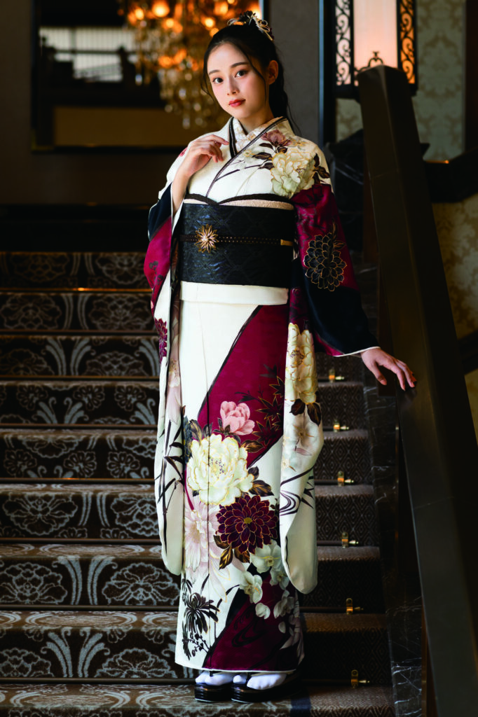 オシャレな赤と白のバイカラーの振袖