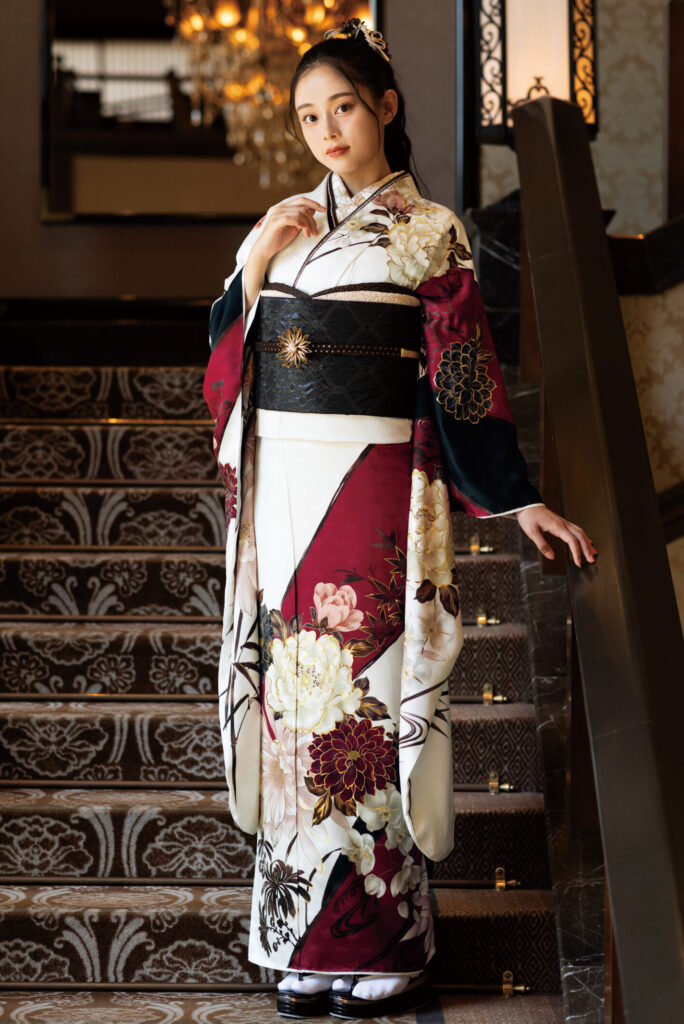 オシャレな赤と白のバイカラーの振袖