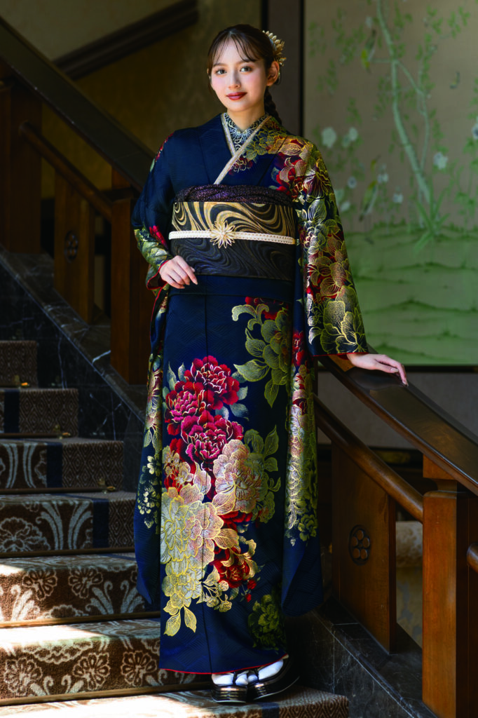 豪華な絢爛、金彩をほどこした黒の振袖