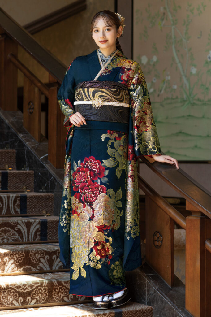 豪華な絢爛、金彩をほどこした黒の振袖