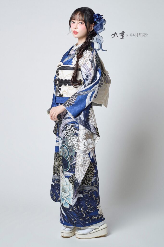 青色のカッコイイ中村里砂の振袖