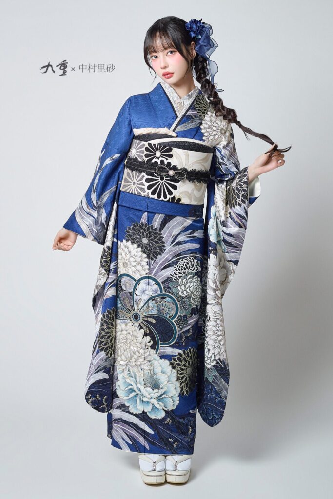 青色のカッコイイ中村里砂の振袖