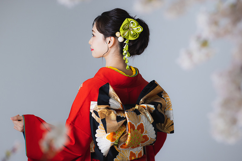 振袖は肩幅が広くても似合う？華奢見えする選び方・ポーズ・小物テクをプロが解説