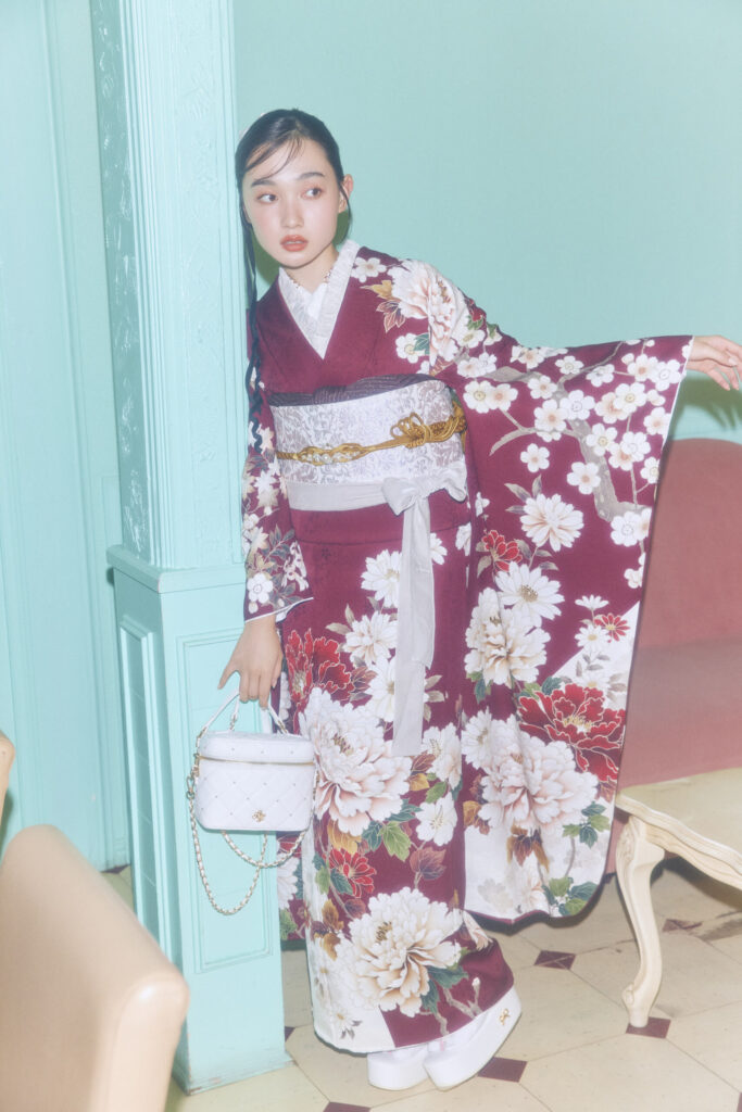 白の花柄に渋い赤色の大人振袖