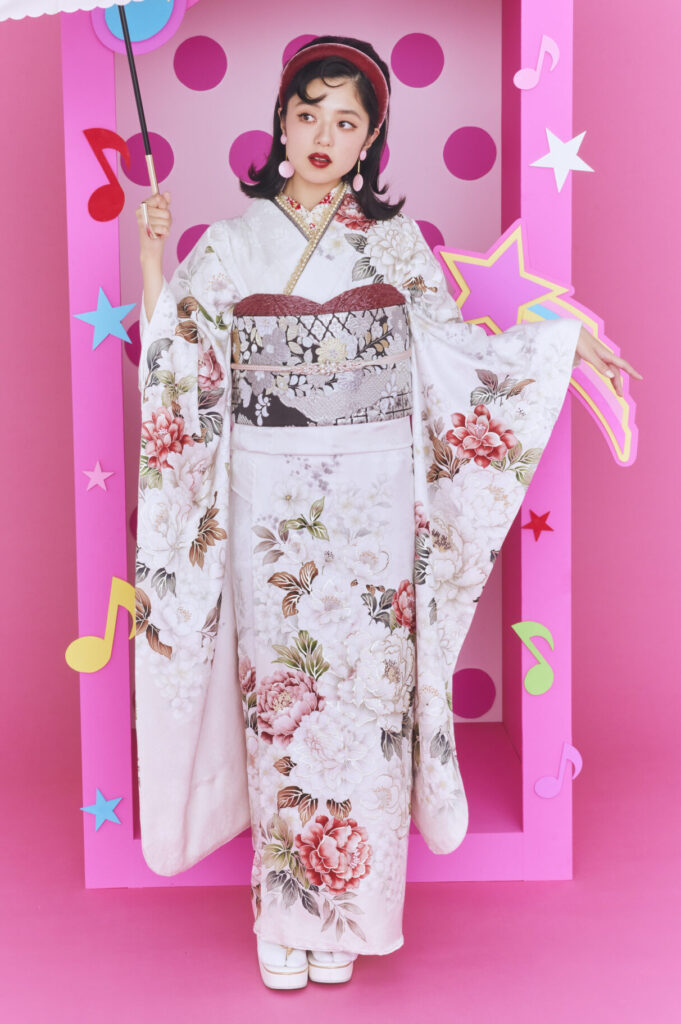 うっすらピンクの白地の振袖