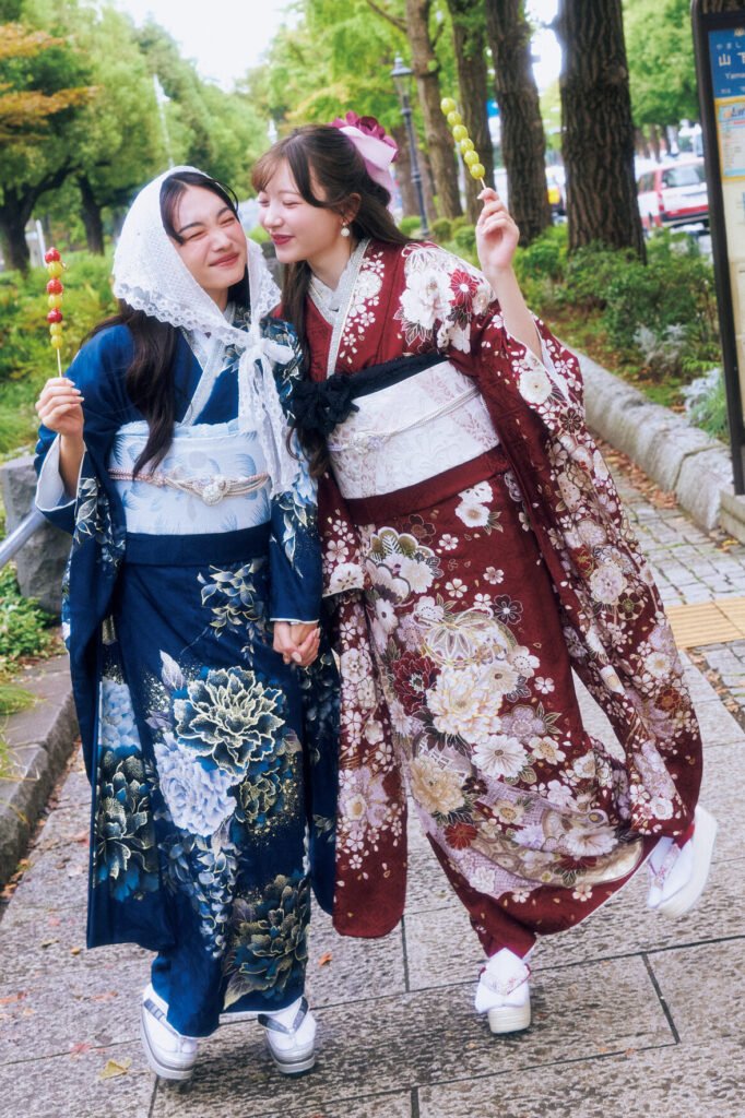 金彩牡丹が華やかな紺色の振袖