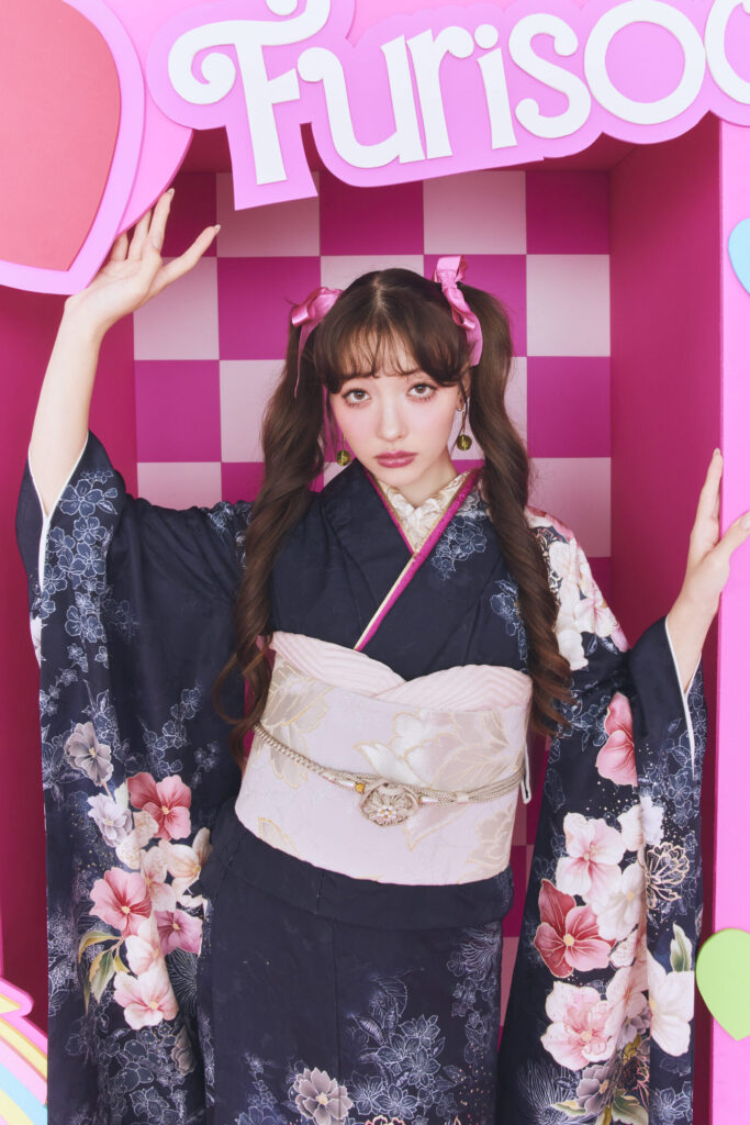 ピンクのお花柄がかわいい紺色振袖